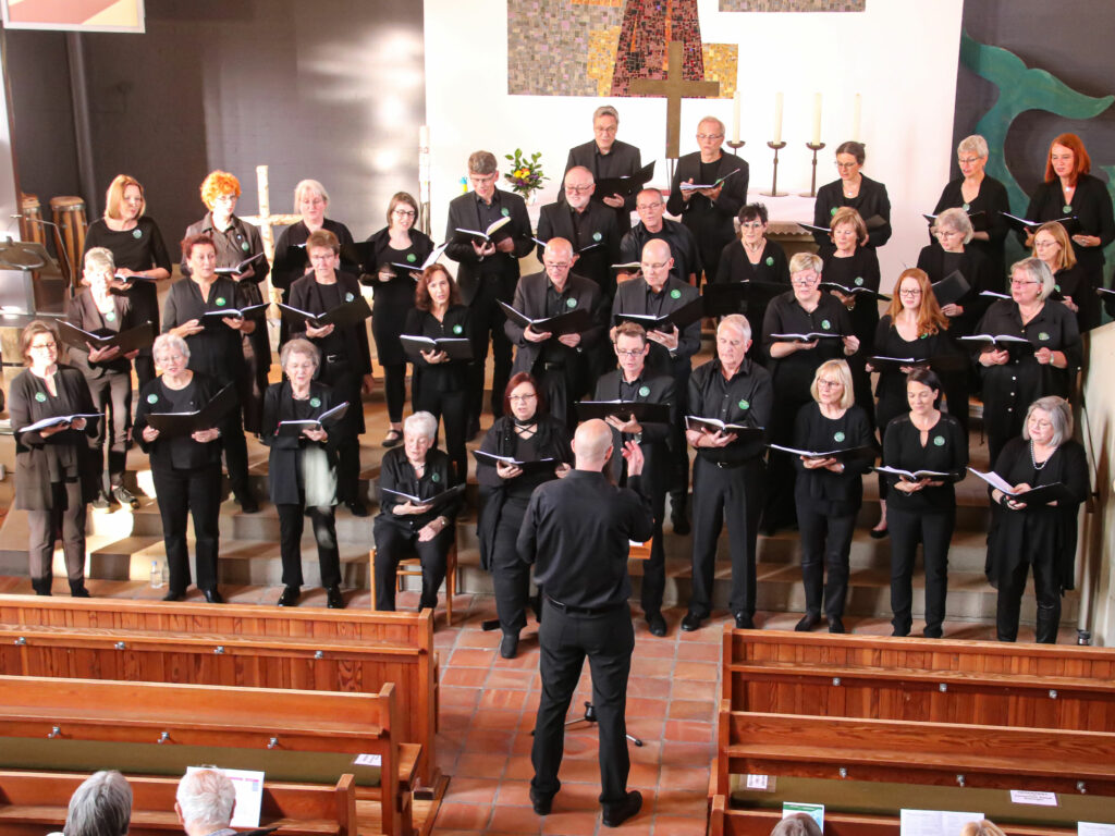 Der Kammerchor Schloß Ricklingen bei seinem Auftritt zum Jubiläumskonzert ...