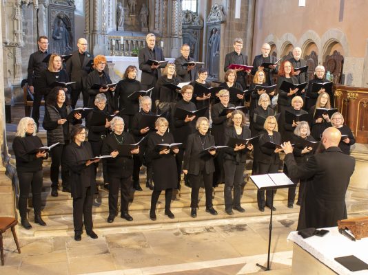 Der Kammerchor Schloß Ricklingen bei seinem Auftritt am 25.04.2026 in der Stiftskirche in Wunstorf.
