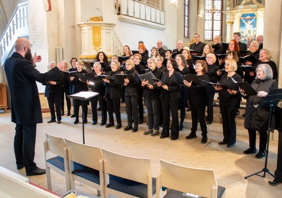 Der Kammerchor Schloß Ricklingen bei seinem Auftritt am 09.05.2026 in der Liebfrauenkirche in Neustadt.