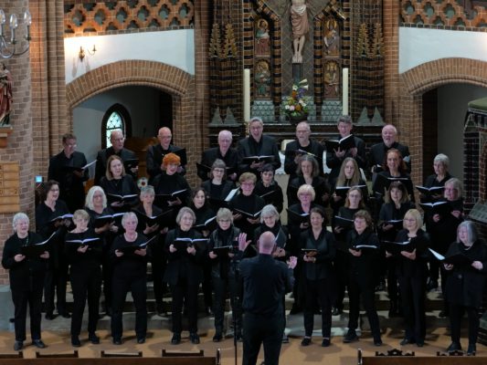 Der Kammerchor Schloß Ricklingen bei seinem Auftritt am 10.05.2026 in der St.-Nicolai-Kirche in Hagenburg.